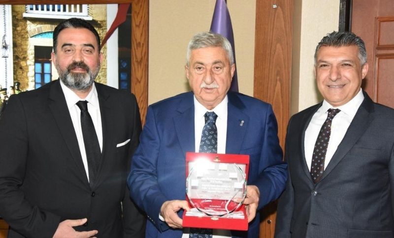 You are currently viewing DMW Diplomatlar Birliği’nden Bendevi Palandöken’e Plaket