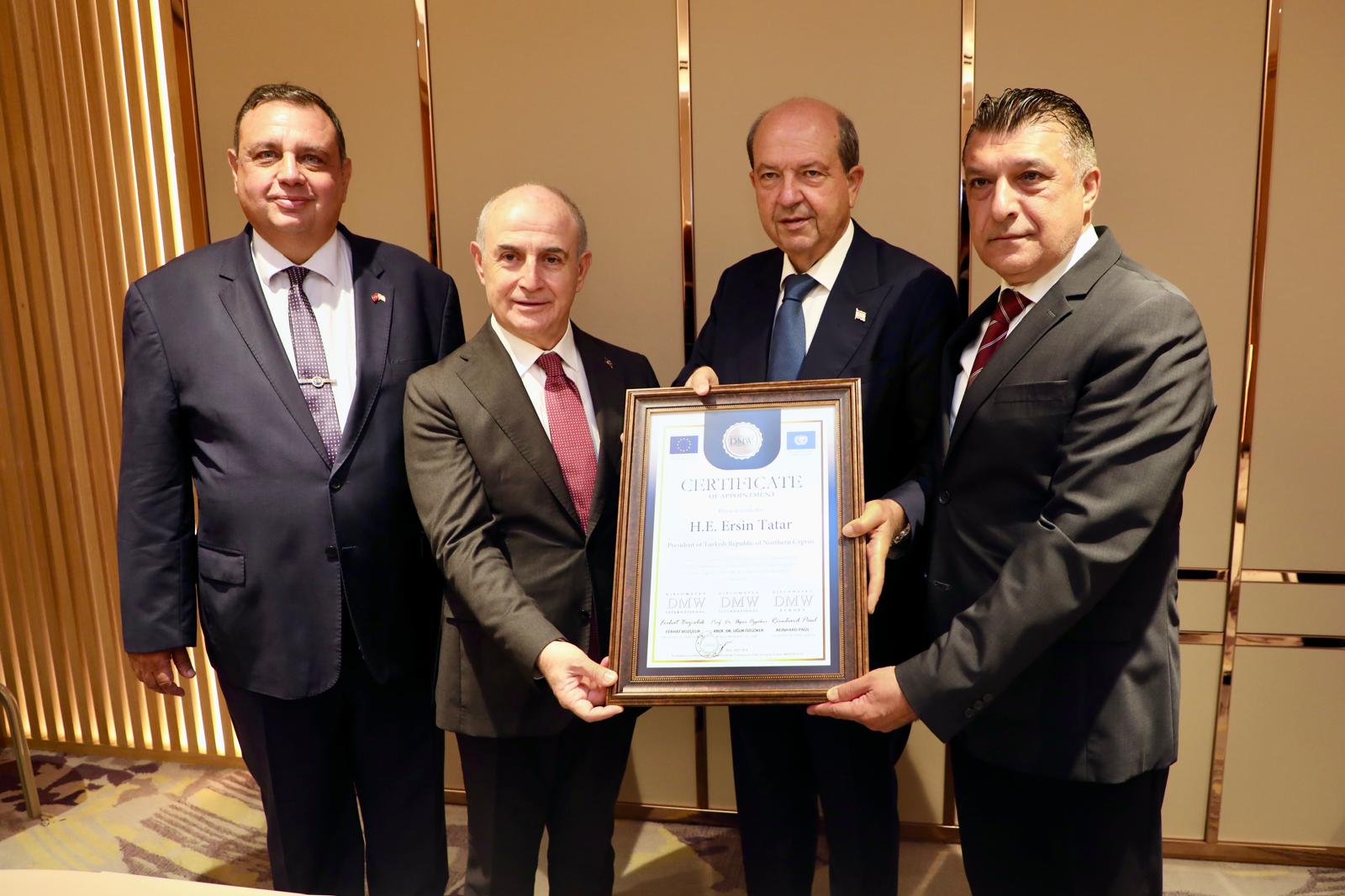 You are currently viewing KKTC Cumhurbaşkanı Ersin Tatar, DMW Uluslararası Diplomatlar Birliği’nin Onursal Başkanı Oldu